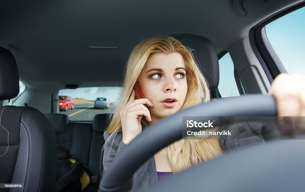 Девочка, езда в автомобиле после телефонного звонка - Стоковые фото Автомобиль роялти-фри
