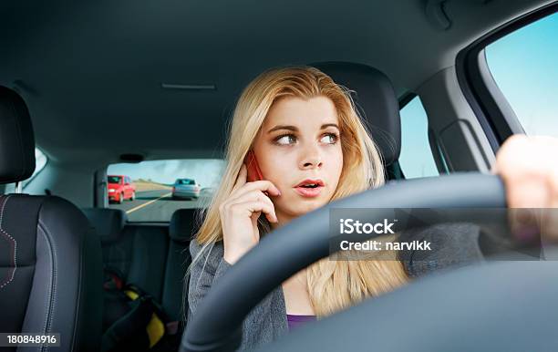Девочка Езда В Автомобиле После Телефонного Звонка — стоковые фотографии и другие картинки Автомобиль