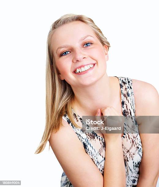 Schöne Glückliche Junge Frau Lächelnd Auf Weiß Stockfoto und mehr Bilder von 20-24 Jahre - 20-24 Jahre, Attraktive Frau, Blaue Augen