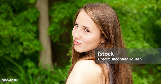 Menina Adolescente A Sorrir Para A Câmara - Fotografias de stock e mais imagens de 18-19 Anos - 18-19 Anos, Adolescente, Adolescência