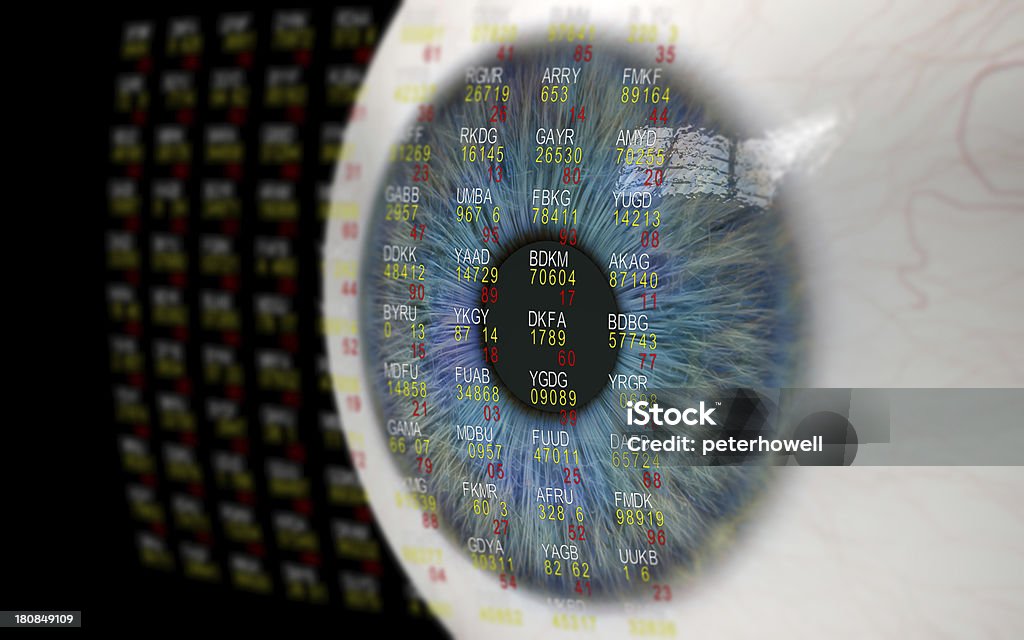 눈 루킹 at 금융 데이터를 보호합니다. - 로열티 프리 증권 시장과 거래소 스톡 사진