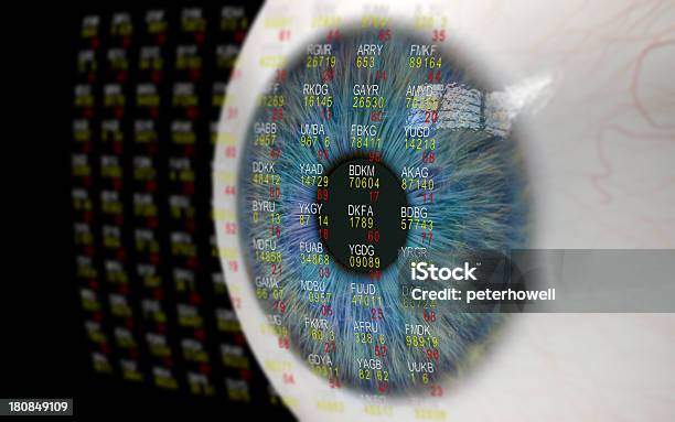 눈 루킹 At 금융 데이터를 보호합니다 증권 시장과 거래소에 대한 스톡 사진 및 기타 이미지 - 증권 시장과 거래소, 무역, 금융