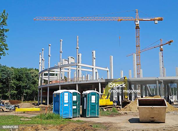 Construir Um Stadium - Fotografias de stock e mais imagens de Sanitário Portátil - Sanitário Portátil, Obra, Casa de Banho - Instalação Doméstica