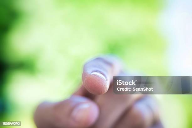 Menschlicher Finger Zeigt Dir Stockfoto und mehr Bilder von Europäischer Abstammung - Europäischer Abstammung, Fotografie, Grün