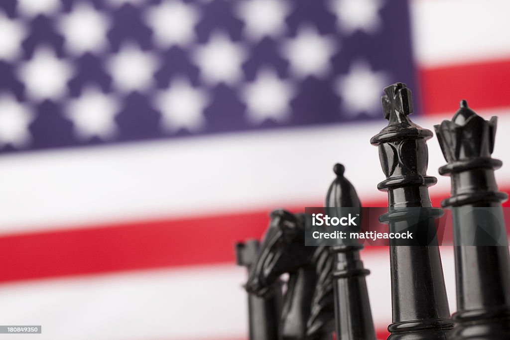 Les pièces d'échecs avant le drapeau américain - Photo de Blanc libre de droits
