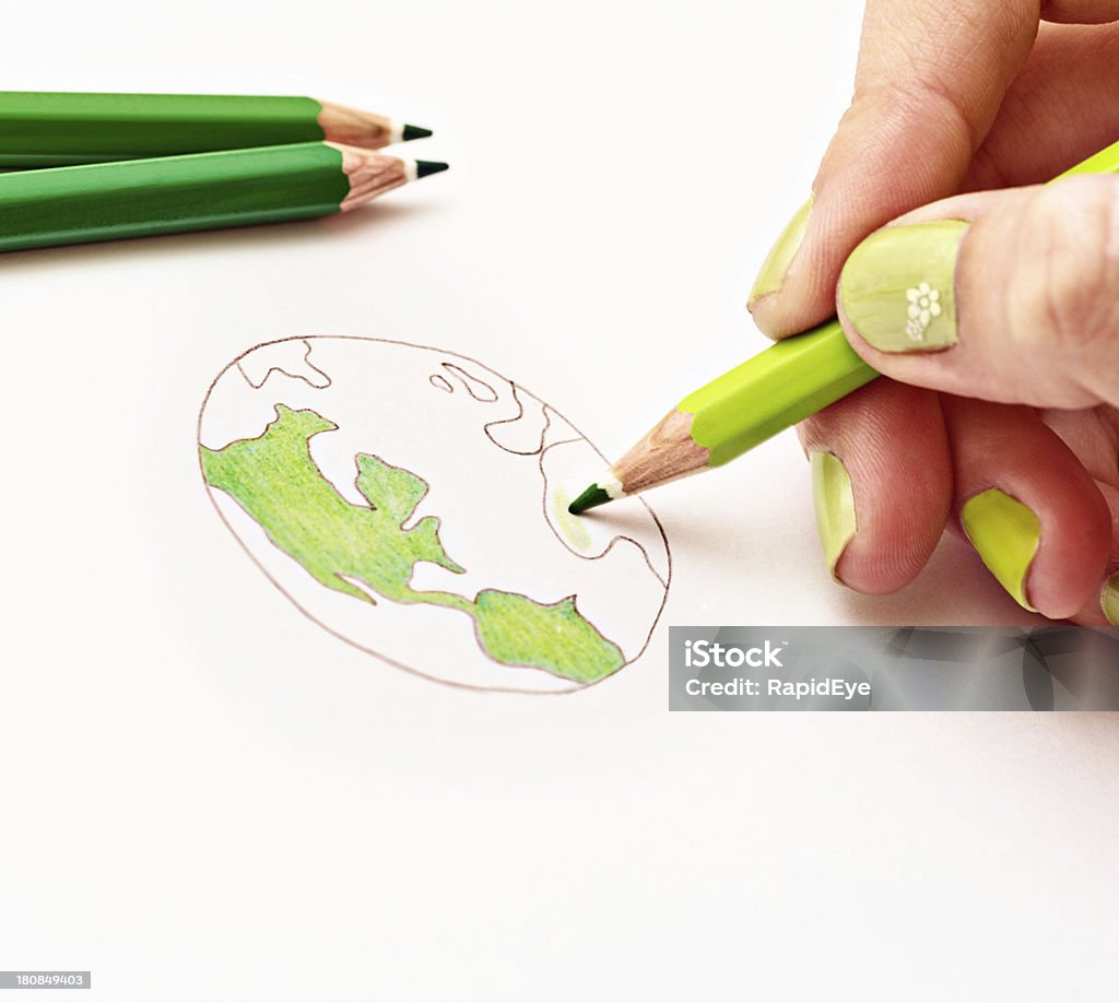 L'environnement: Mains dessiner la carte du monde en zone verte - Photo de Art libre de droits