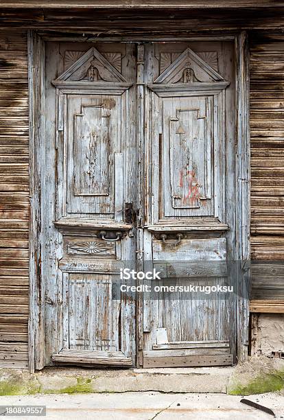 Antigo Porta - Fotografias de stock e mais imagens de Abandonado - Abandonado, Aldeia, Antigo