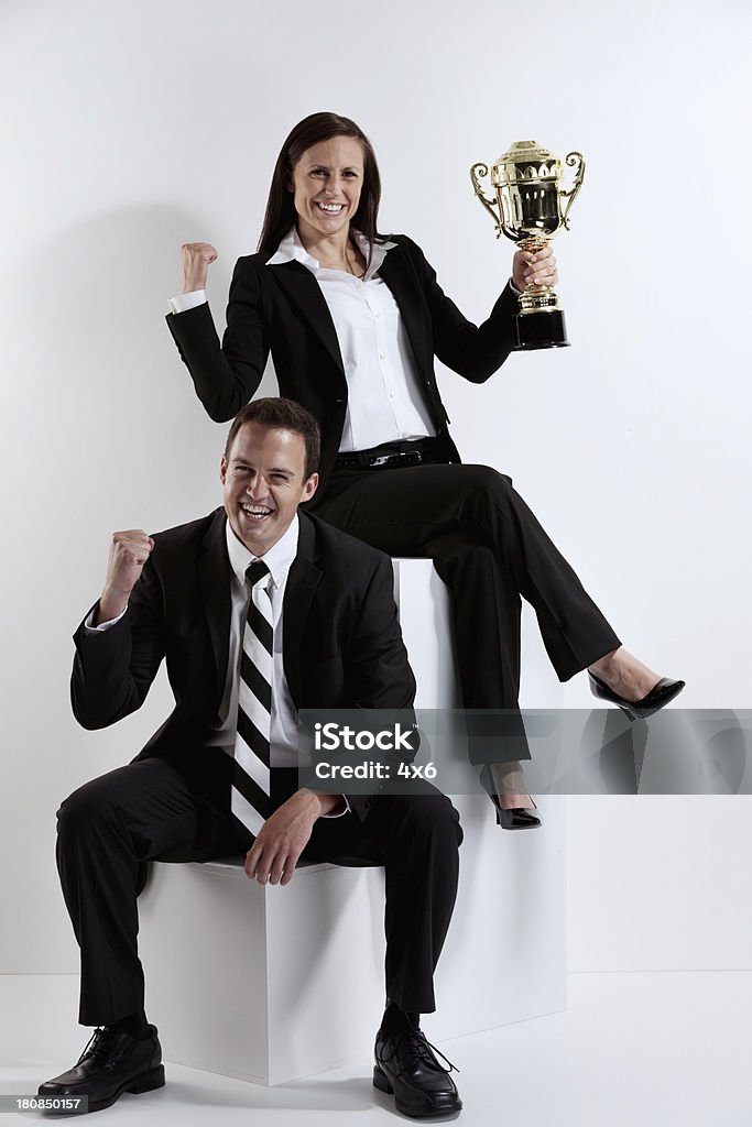 Portrait de l'heureux couple d'affaires avec Trophée - Photo de Adulte libre de droits