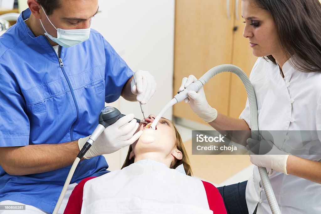 Scena z Dentysta office.dentist zespołu w pracy - Zbiór zdjęć royalty-free (Dentysta)