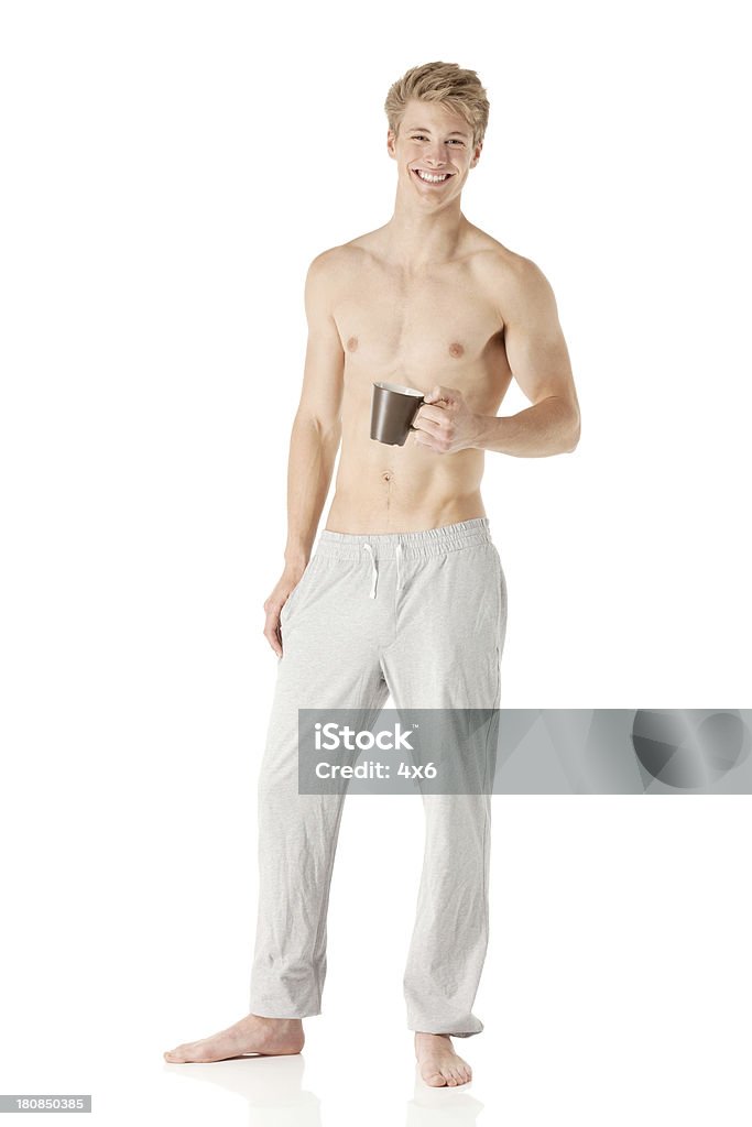 Souriant torse nu homme avec une tasse de café - Photo de Adulte libre de droits