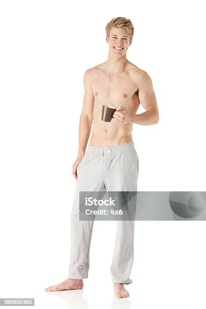 Photo libre de droit de Souriant Torse Nu Homme Avec Une Tasse De Café banque d'images et plus d'images libres de droit de Adulte - Adulte, Aliments et boissons, Boire