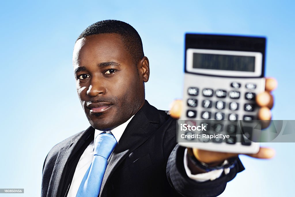 Красивый Афро-американский Бизнесмен показывает данные о Калькулятор он получил - Стоковые фото 30-39 лет роялти-фри