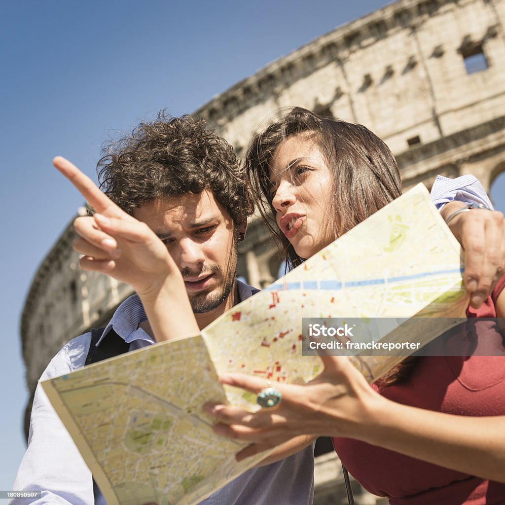 Turistiche con mappa a Roma-Colosseo - Foto stock royalty-free di Abbracciare una persona