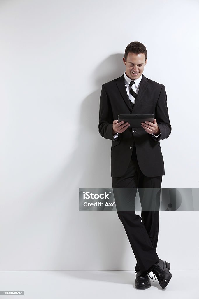 Бизнесмен с цифровой планшет - Стоковые фото Внимательно смотреть роялти-фри