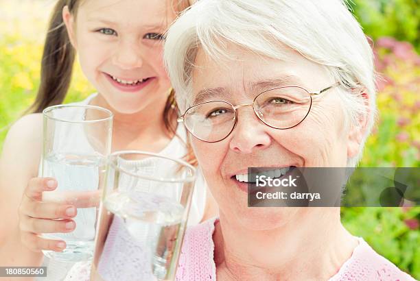 Nonna Con La Sua Grandaughter - Fotografie stock e altre immagini di Bambino - Bambino, Bere, Nonni