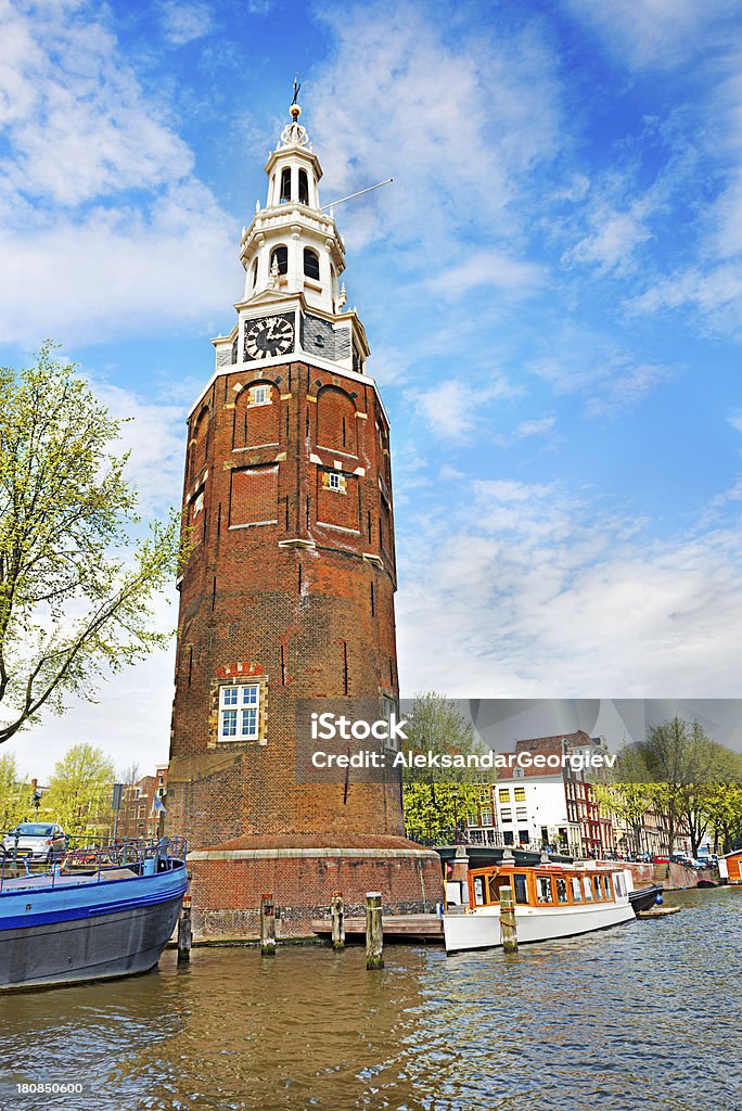 Canais de Amsterdã, Munttoren (tower) em Centrum - Foto de stock de Amsterdã royalty-free