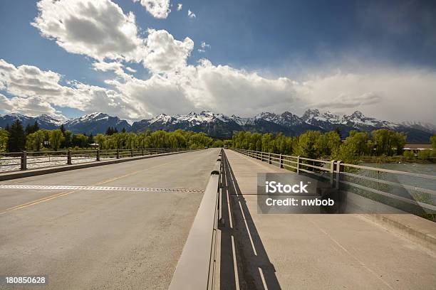 Puente Sobre Río Snake A Grand Tetons En Alce Wy Foto de stock y más banco de imágenes de Aire libre - Aire libre, Azul, Belleza de la naturaleza