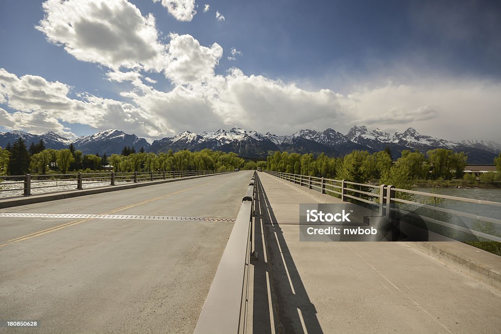 Ponte sobre o rio Snake para grande Tetons de Alce WY - Royalty-free Ao Ar Livre Foto de stock