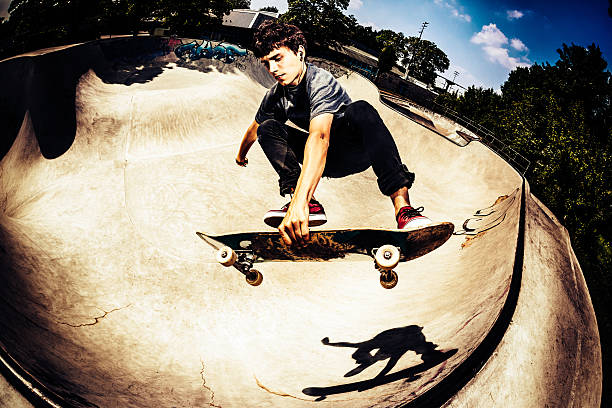 skateur faire un tour - grinding photos et images de collection