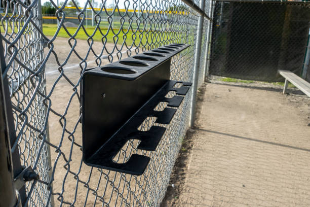 vue rapprochée d’un porte-batte de baseball à l’intérieur d’un abri dans un parc sportif - dugout baseball bench bat photos et images de collection