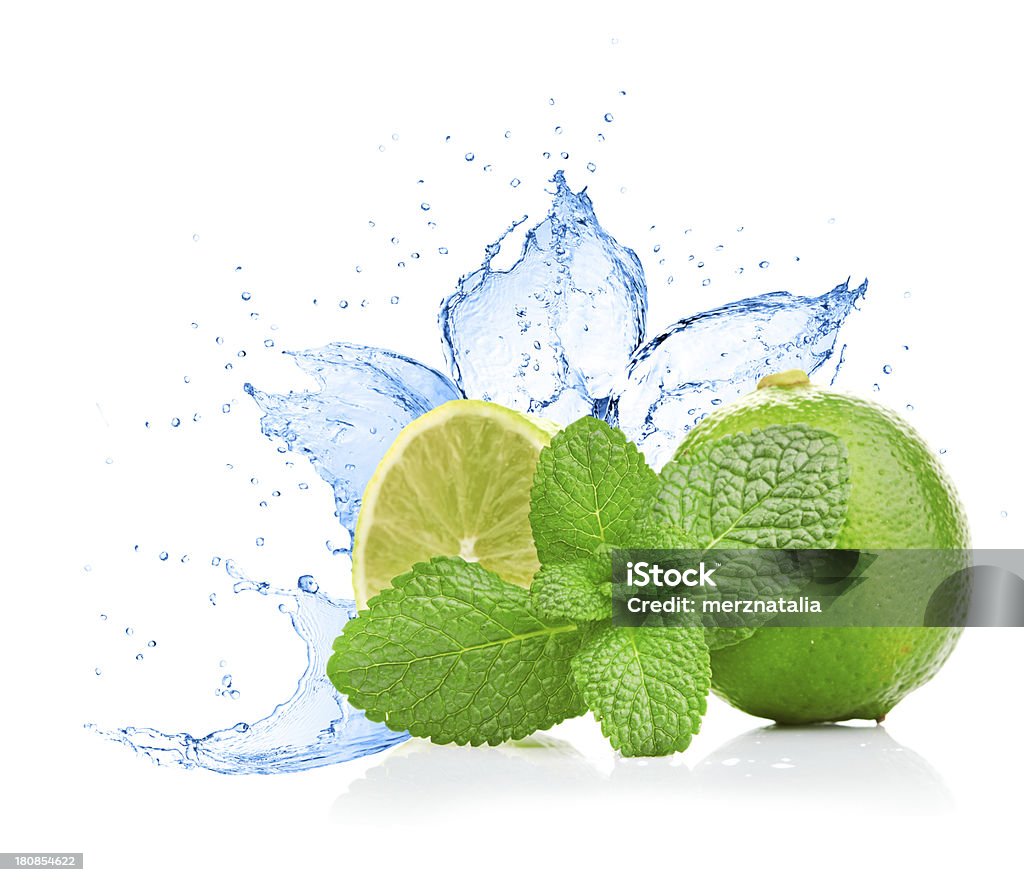 Citron vert et à la menthe sur l'eau splash - Photo de Alcool libre de droits