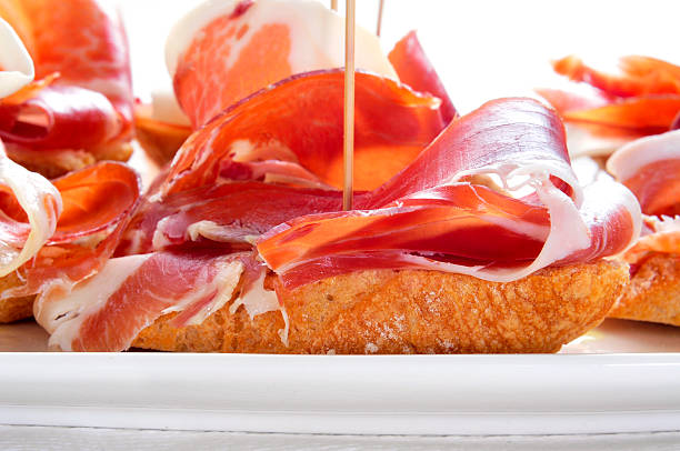 スペイン pinchos de 状、ハモンセラーノのパンをお出しいたします。 - serrano chilli pepper meat ham spain ストックフォトと画像