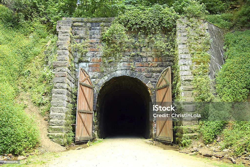 Vieux vélo Tunnel ferroviaire - Photo de Faire du vélo libre de droits