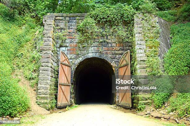 Photo libre de droit de Vieux Vélo Tunnel Ferroviaire banque d'images et plus d'images libres de droit de Faire du vélo - Faire du vélo, Vélo, Antique