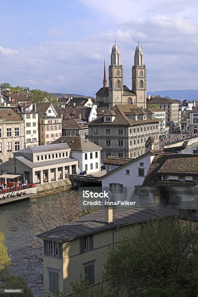 La ville de Zurich, en Suisse. Vertical image - Photo de Alpes européennes libre de droits