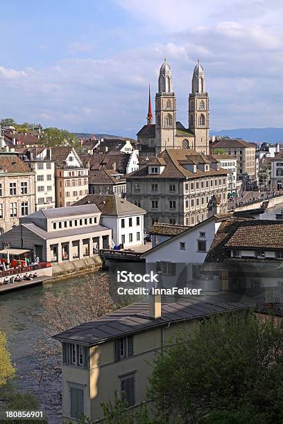 Photo libre de droit de La Ville De Zurich En Suisse Vertical Image banque d'images et plus d'images libres de droit de Alpes européennes - Alpes européennes, Alpes suisses, Antique