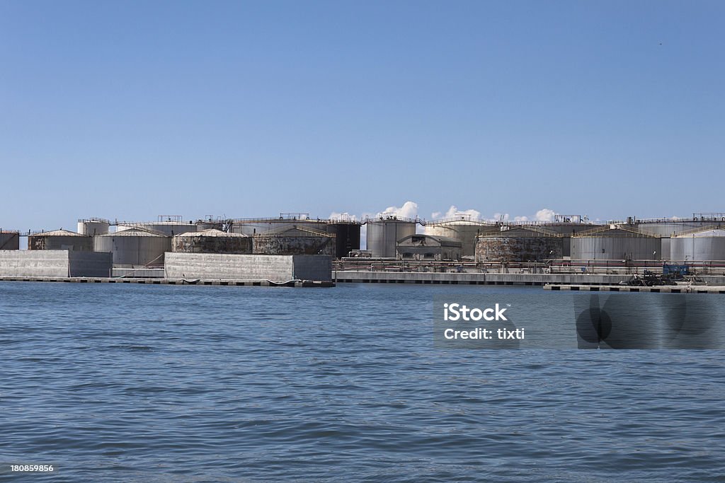 Cisterns dans le port de Gênes, Italie - Photo de Affaires libre de droits