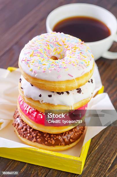 Donuts - Fotografias de stock e mais imagens de Almoço - Almoço, Assado no Forno, Azul