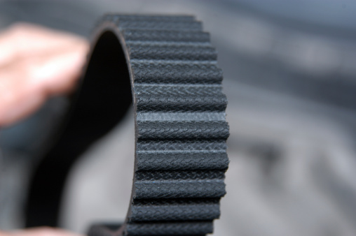 Timing belt drive presents its toothed surface