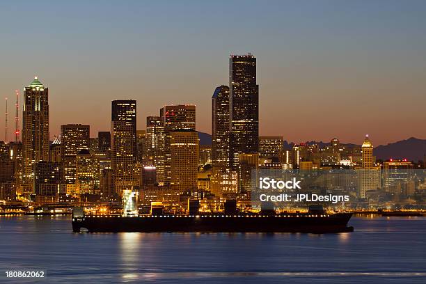 Frachtschiff Auf Puget Sound Auf Die Skyline Von Seattle Stockfoto und mehr Bilder von Behälter