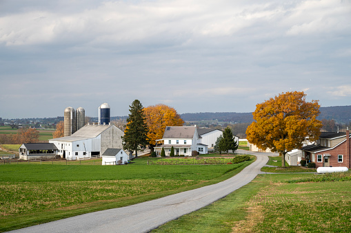 Country road in Lancaster, Pennsylvania, USA