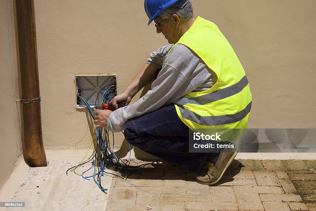 Eletricista no trabalho - Foto de stock de Adulto royalty-free