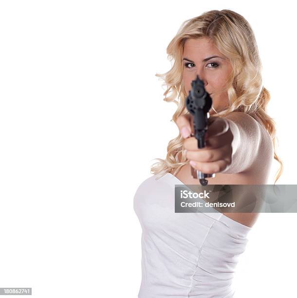 Mujer Joven Con Una Pistola Foto de stock y más banco de imágenes de Adulto - Adulto, Adulto joven, Amenazas