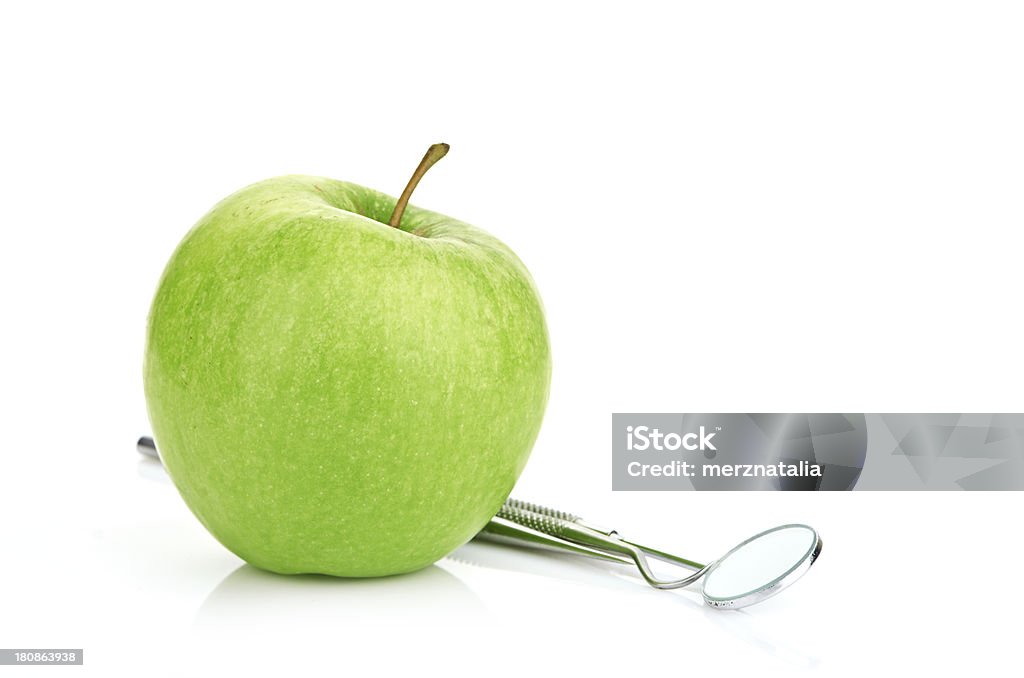 Pomme verte et des outils isolé sur blanc dentaire - Photo de Aliment libre de droits