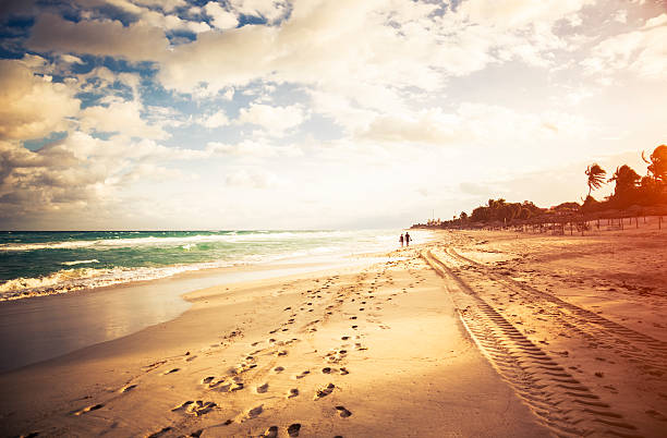 spiaggia tropicale e dell'alba - varadero beach foto e immagini stock