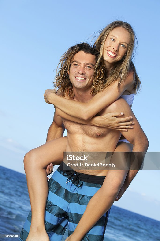 Casal feliz na praia no Havaí - Foto de stock de Abraçar royalty-free