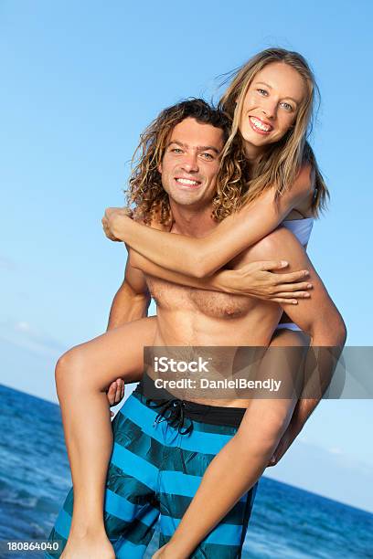 Foto de Casal Feliz Na Praia No Havaí e mais fotos de stock de Abraçar - Abraçar, Adulto, Amor