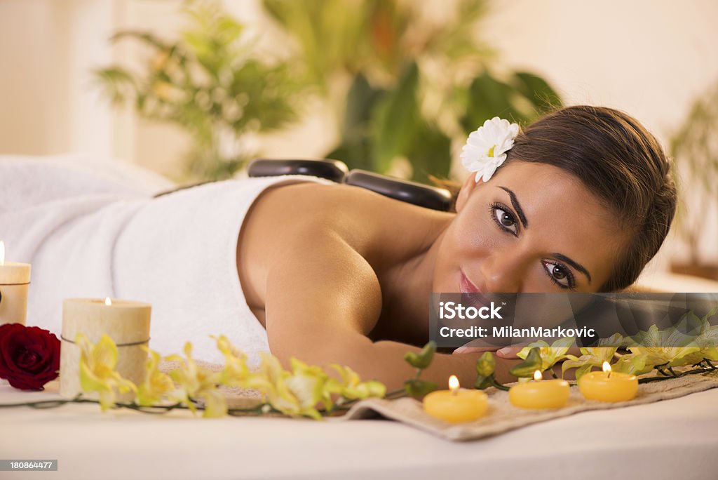 Jovem mulher relaxante no spa center - Royalty-free Beleza Foto de stock