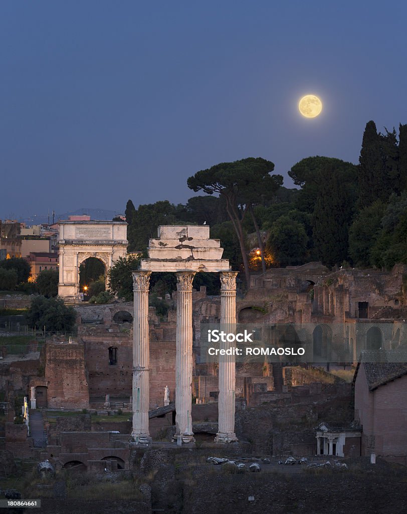 Римский форум ночью с moon- Рим, Италия - Стоковые фото Колизей роялти-фри