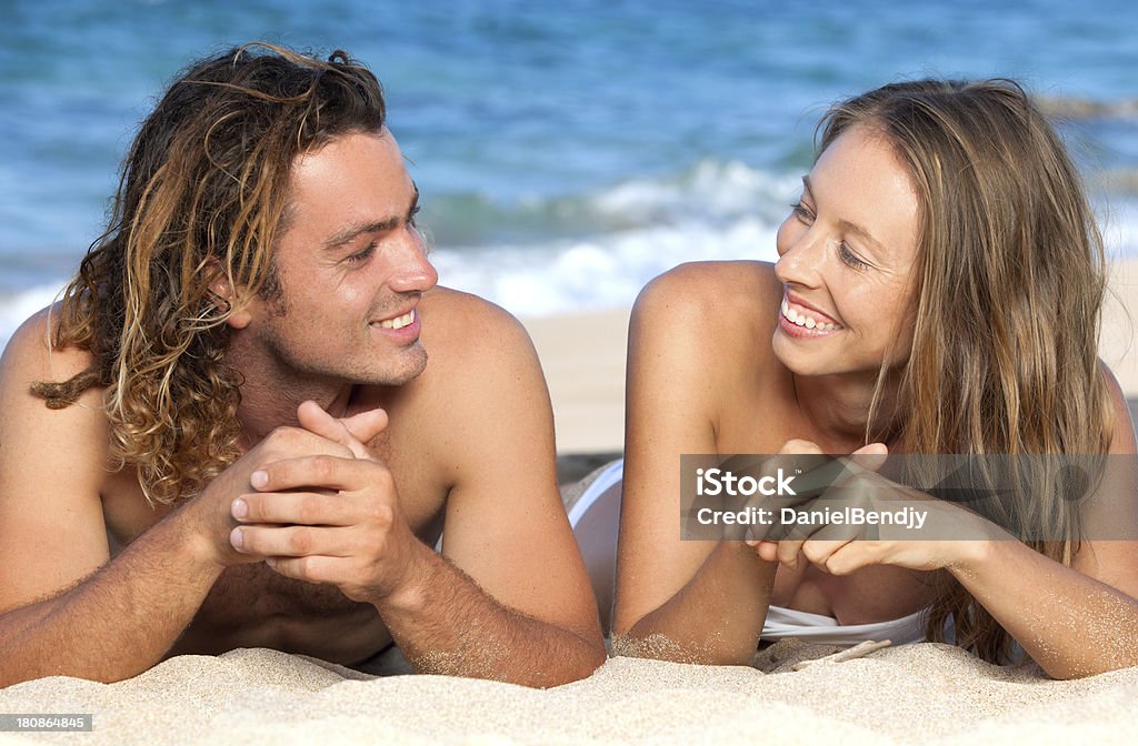 Coppia felice sulla spiaggia alle Hawaii - Foto stock royalty-free di Abbracciare una persona