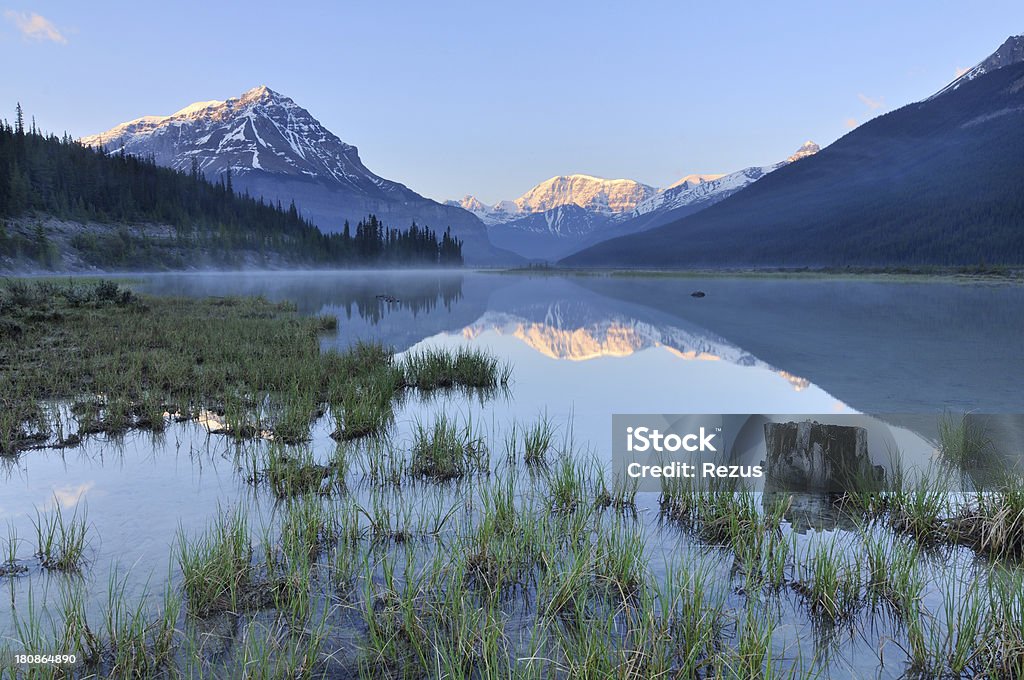 Crepúsculo paisagem de montanha com reflexo em Canadian Rokies - Foto de stock de Alberta royalty-free