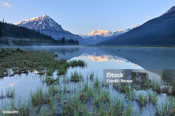 Foto de Crepúsculo Paisagem De Montanha Com Reflexo Em Canadian Rokies e mais fotos de stock de Alberta