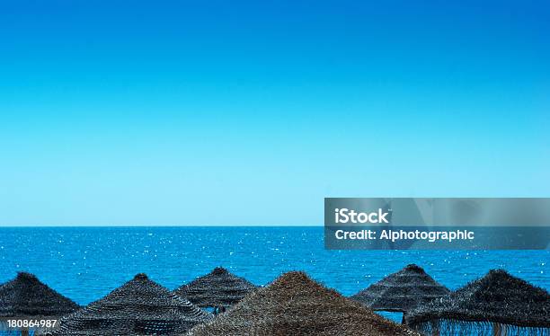 澄んだ青い空のビーチに横たわり各種ドリンクを - フエンヒローラのストックフォトや画像を多数ご用意 - フエンヒローラ, 浜辺, ロスボリチェス