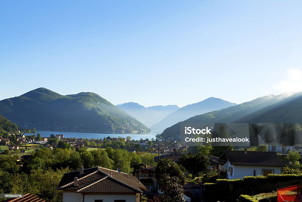 Sunbeams verso Lago di Lugano - Foto stock royalty-free di Acqua