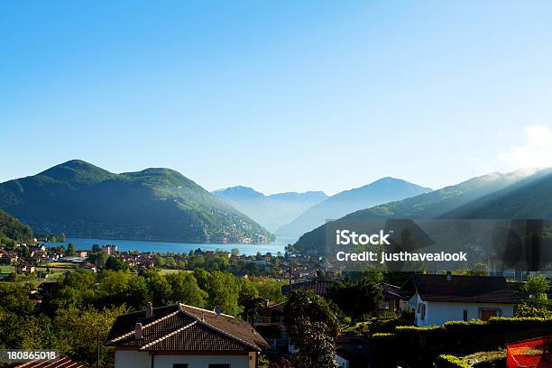 Sunbeams Verso Lago Di Lugano - Fotografie stock e altre immagini di Acqua - Acqua, Adulto in età matura, Alpi