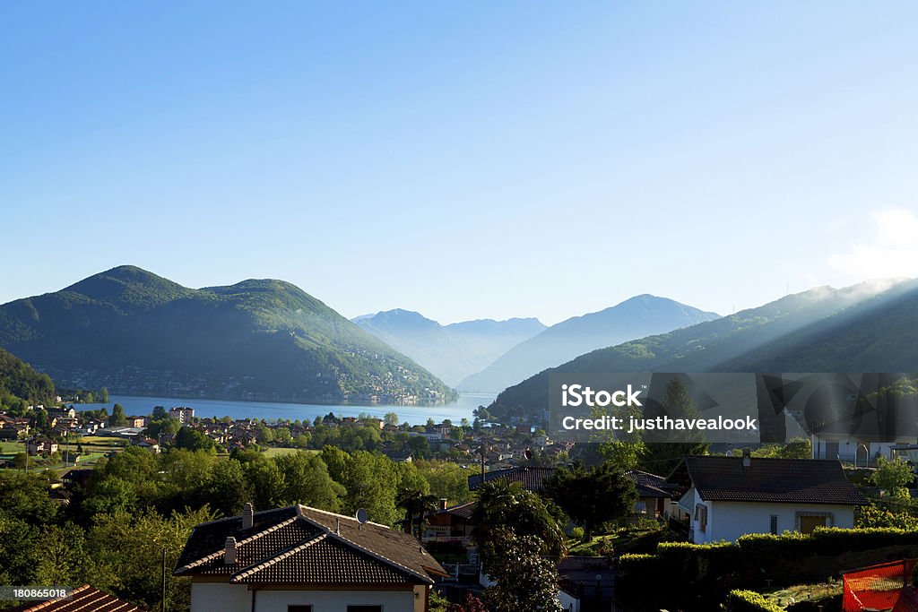 Вниз Озеро Lugano Sunbeams - Стоковые фото Lake Lugano роялти-фри